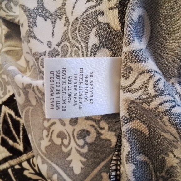 Roz & Ali NWOT cream and black top, size 1X - Picture 9 of 9